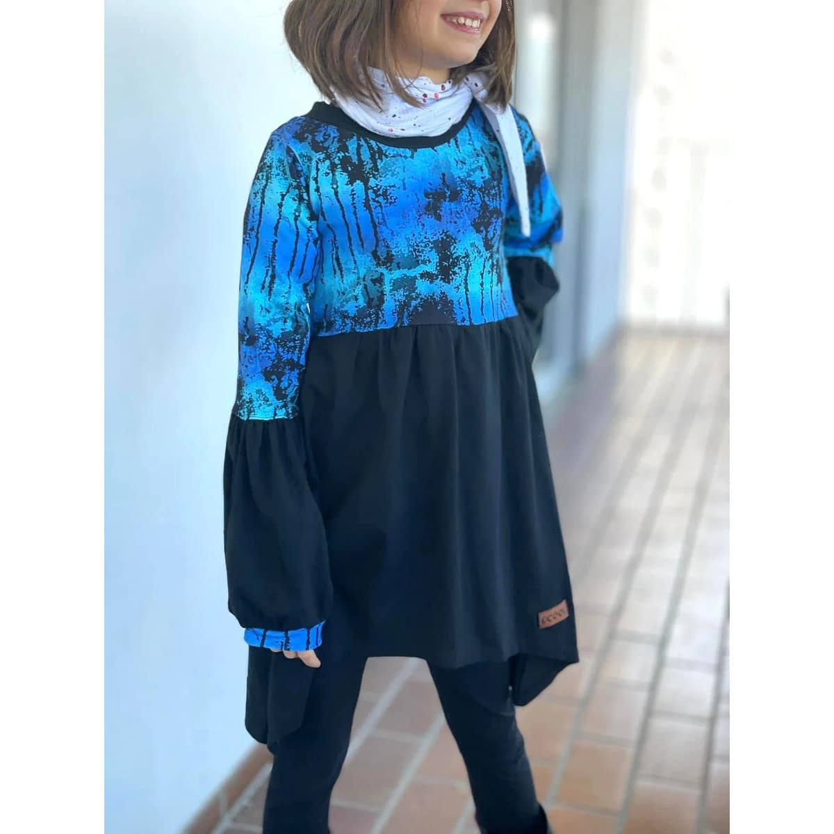 Ta Tunique Schnittmuster – Mädchen in blauer Ta Tunique mit schwarzem Rock (genähtes Designbeispiel)