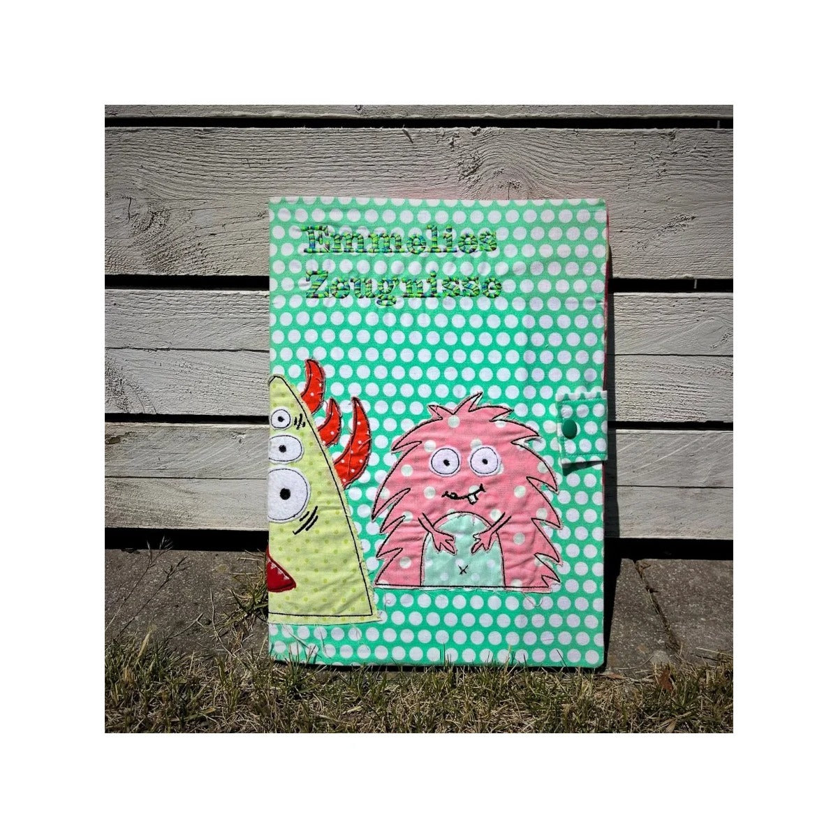 Zeugnis-Mappen-Hülle Schnittmuster – grüne Zeugnismappen-Hülle mit Regenbogen-Applikation (genähtes Designbeispiel)