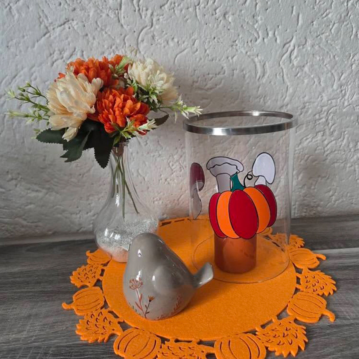 Plotterdateien Pilze und Kürbis – Windlicht aus Glas, dazu ein oranges Filzdeckchen mit Kürbismotiv