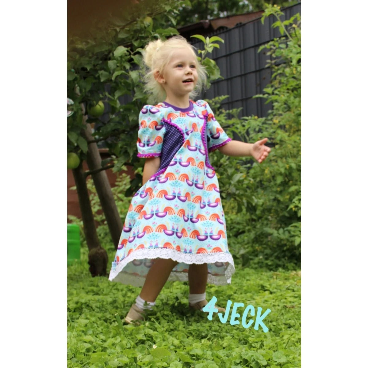 Kleid kleine Madame Schnittmuster – Mädchen im weiß-lila geblümten Kleid im Garten (genähtes Designbeispiel)