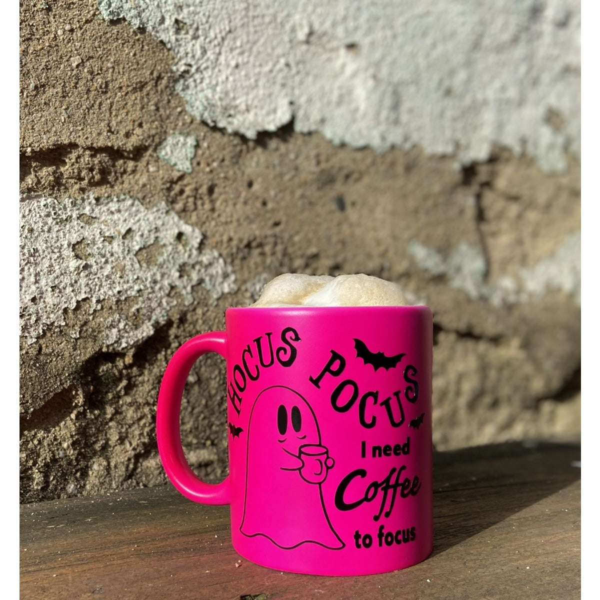 Coffee Ghosts Plotterdatei – „Hocus Pocus, I need coffee to focus“ schwarz auf einer pinken Tasse mit Milchschaum