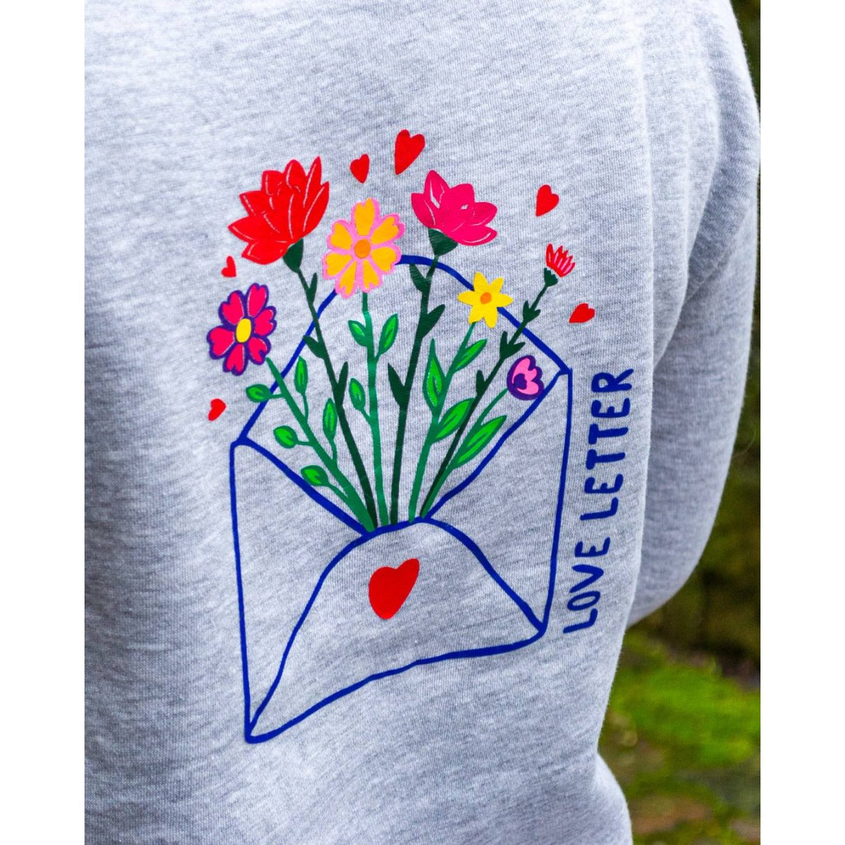 Plotterdatei Love Letters – buntes „Love Letter“-Motiv auf grauem Pulli getragen