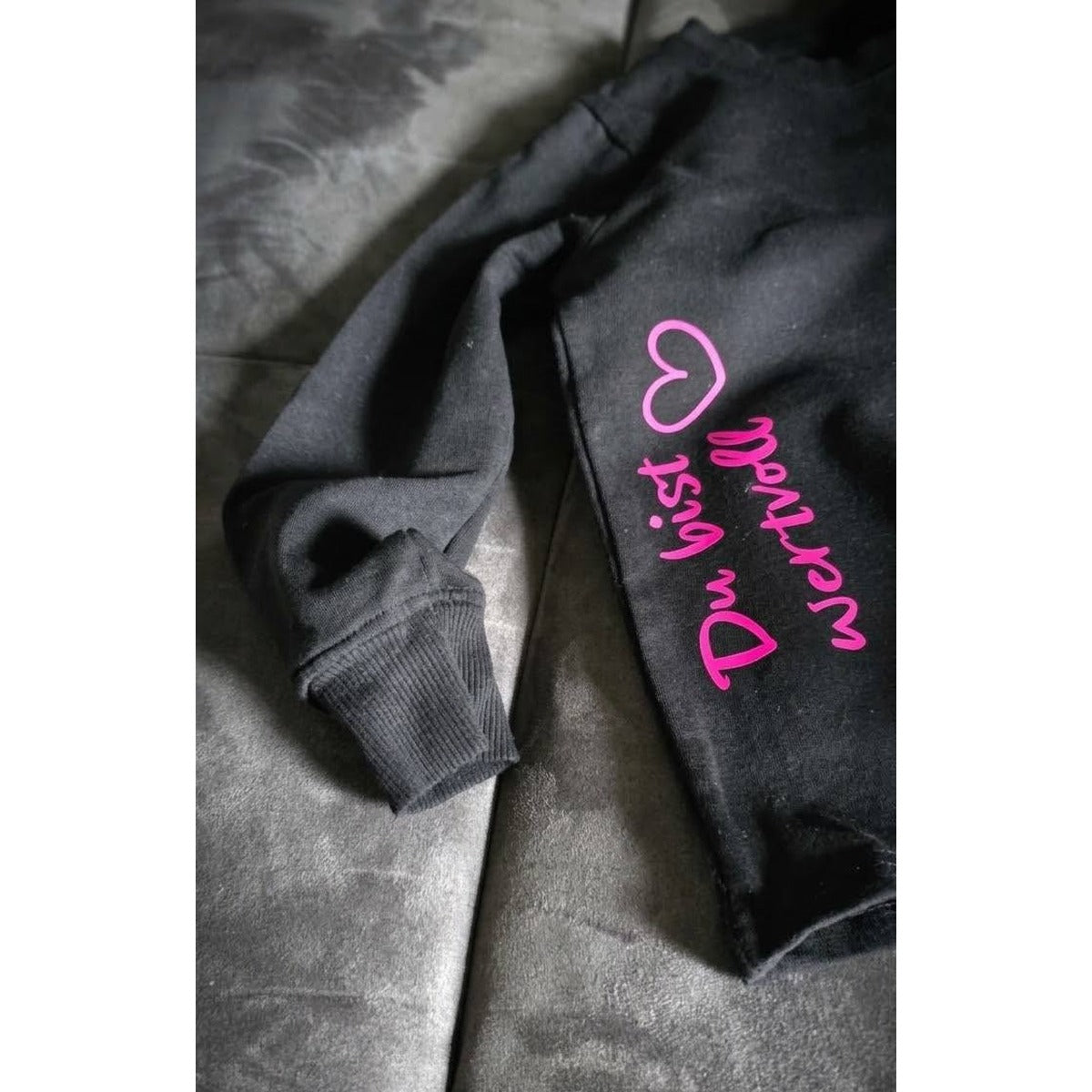 Plotterdatei Wertvolle Label – Schriftzug „Du bist wertvoll“ mit Herz in Handschrift und Neonpink auf einem schwarzen Sweatshirt