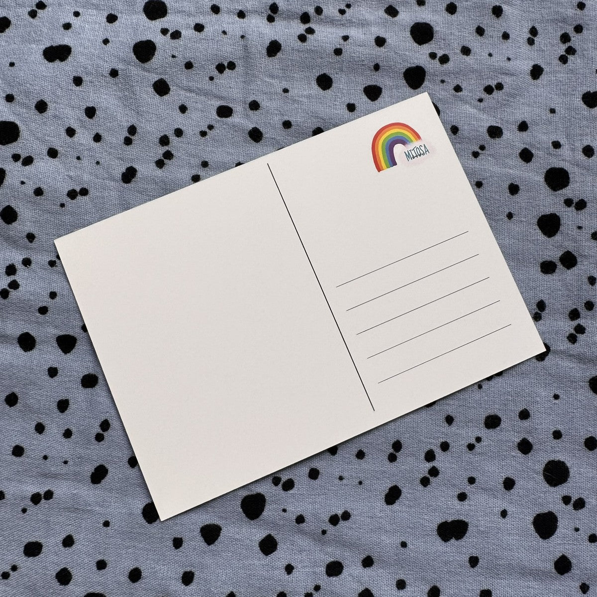 Rückseite der MiToSa-Postkarte mit Adressfeld, Schreiblinien und Regenbogen-Logo