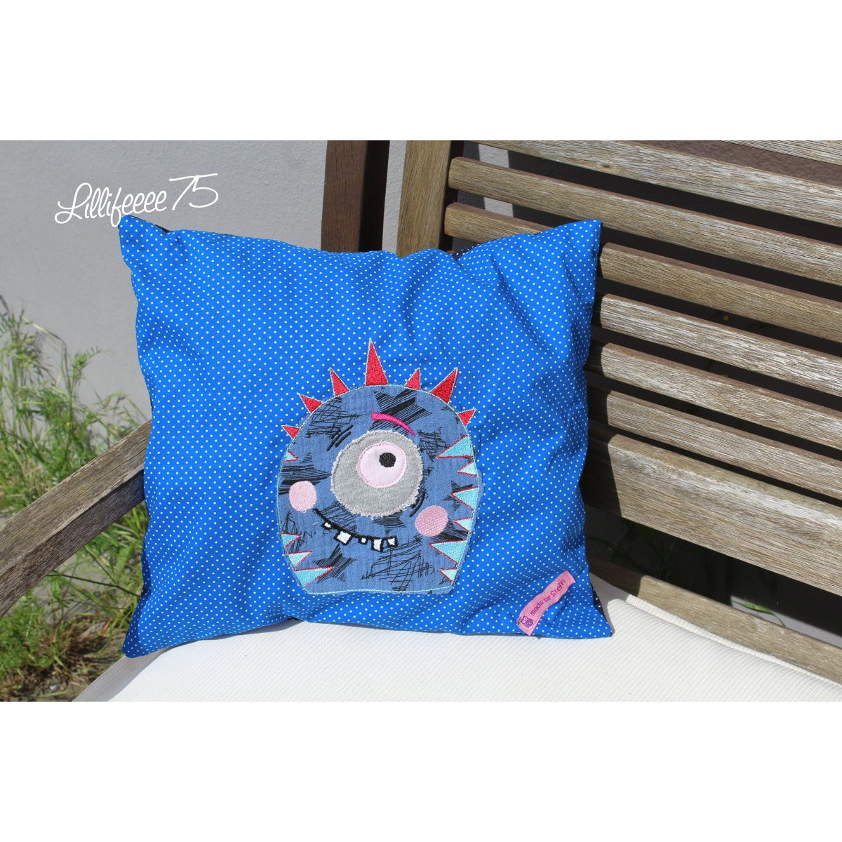 Stickdatei „Monsterbande“ Sparpaket – blaues Kissen mit einäugigem Monster