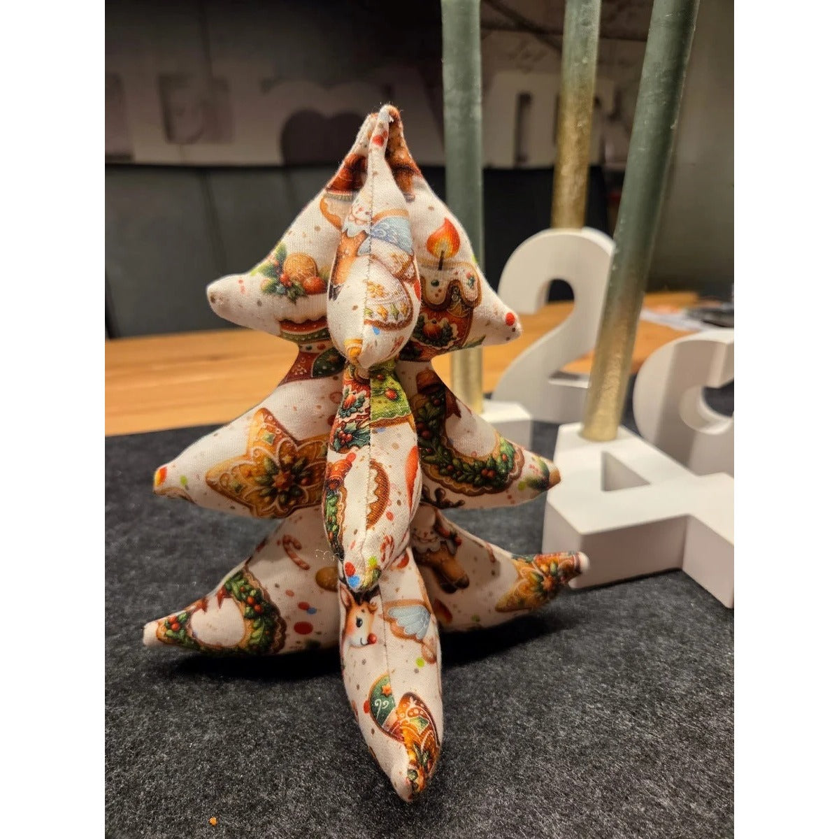 Tannenwald-Nähbundle – stehende 3D-Tanne aus cremefarbenem Motivstoff mit Lebkuchen- und Weihnachtsmotiven