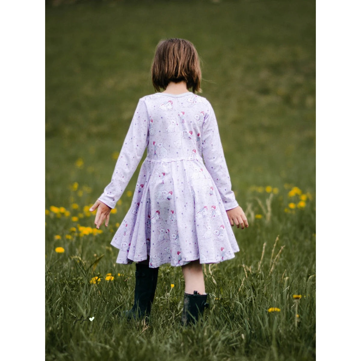 WinterWUNDERkleid Schnittmuster – Mädchen im hellen Winterwunderkleid, Rückansicht (genähtes Designbeispiel)