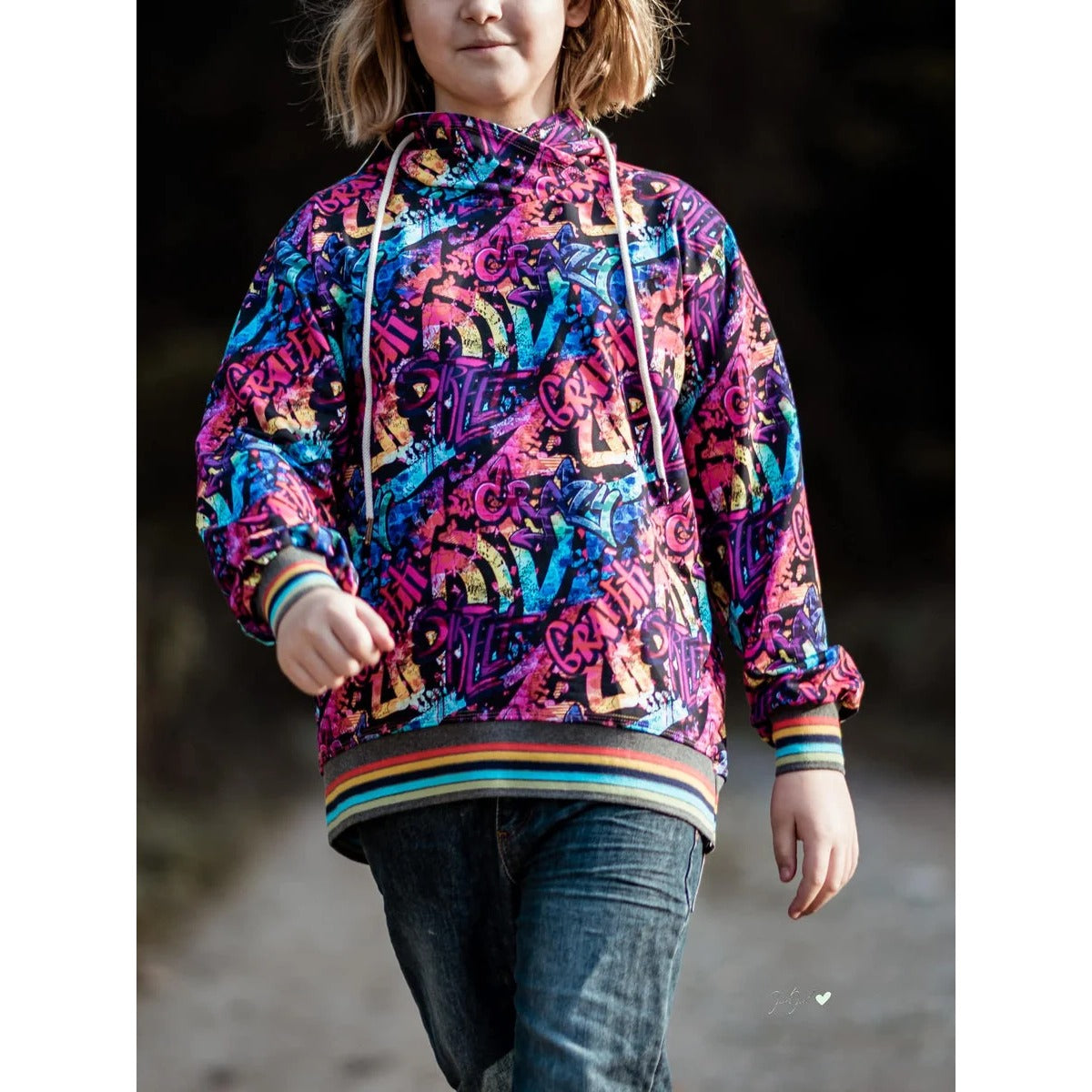 Oversized Pulli Schnittmuster – Mädchen im bunt gemusterten Oversized-Pulli (genähtes Designbeispiel)