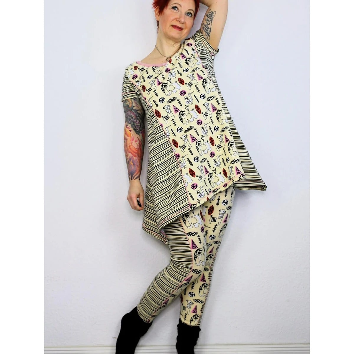 Sweet Mama Tunika Schnittmuster – Frau in heller Tunika mit Muster und passender Leggings (genähtes Designbeispiel)