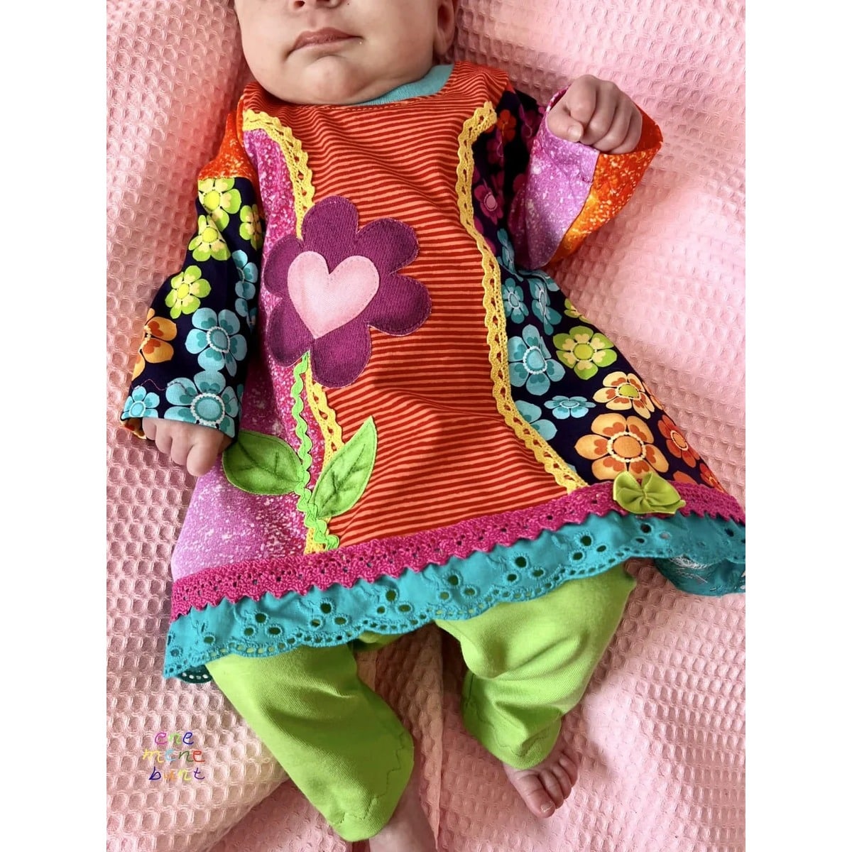 Sweet Tunika Kids Schnittmuster – Babytunika in Orange mit Blumenapplikation und grüner Hose (genähtes Designbeispiel)