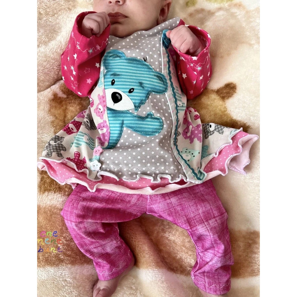 Sweet Tunika Kids Schnittmuster – rosa Kindertunika mit Bären-Motiv und Rüschen (genähtes Designbeispiel)