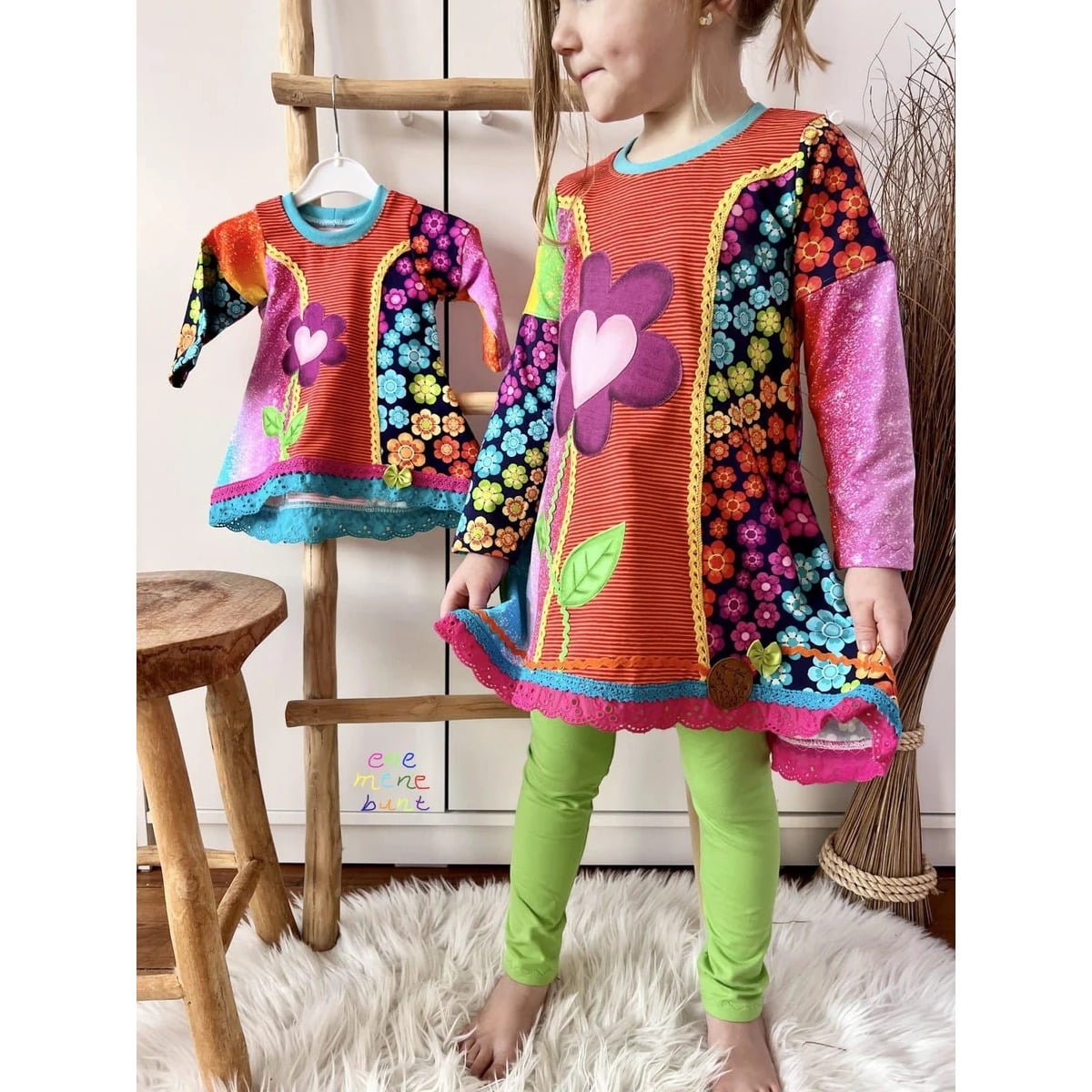 Sweet Tunika Kids Schnittmuster – zwei bunte Kindertuniken nebeneinander (genähtes Designbeispiel)