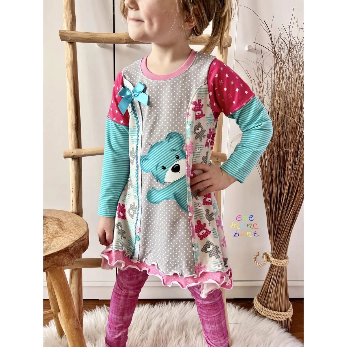 Sweet Tunika Kids Schnittmuster – Kind in grauer Tunika mit Einhorn und pinker Leggings (genähtes Designbeispiel)