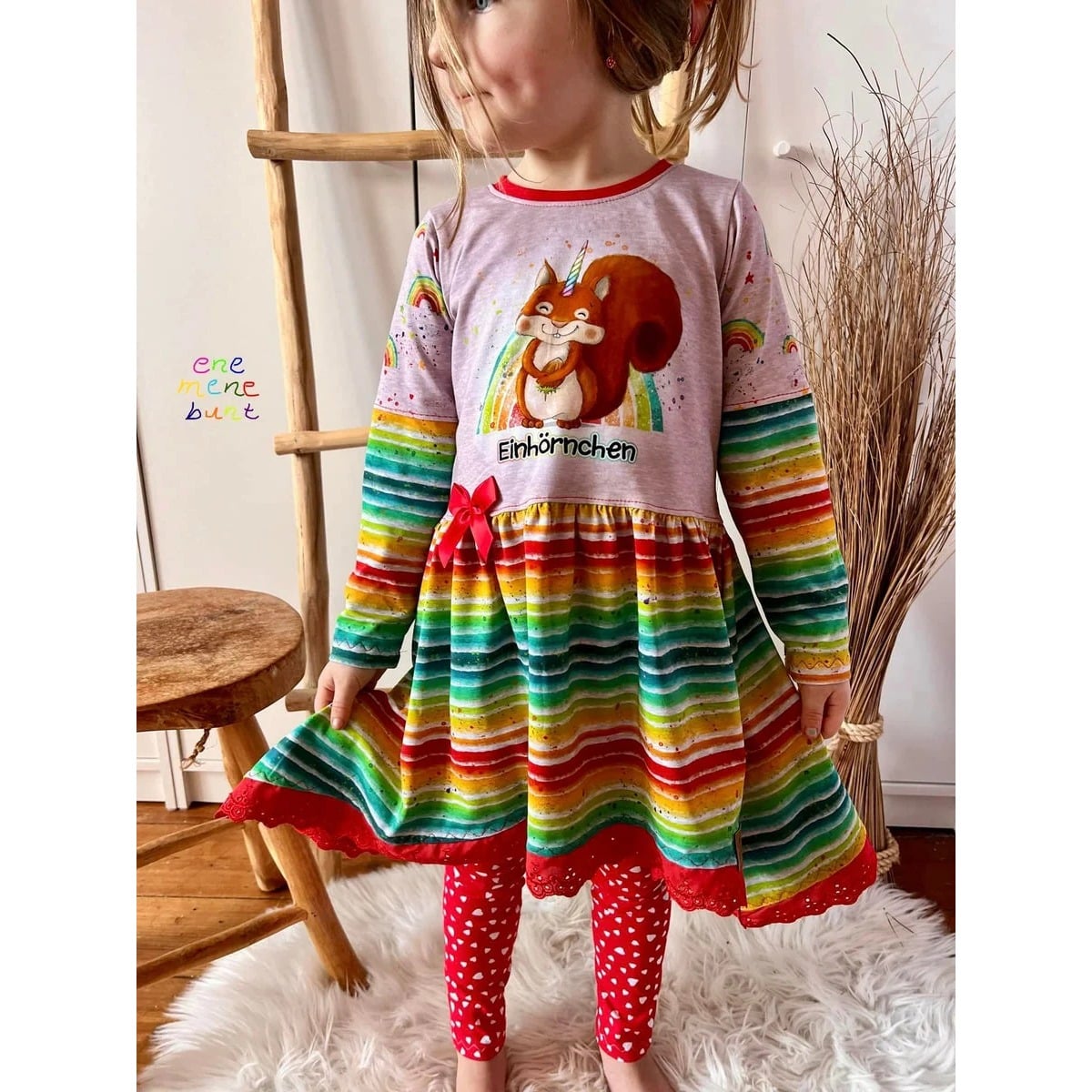Ta Tunique Schnittmuster – Mädchen in Ta Tunique mit Regenbogen-Rock und Meerjungfrau-Motiv (genähtes Designbeispiel)