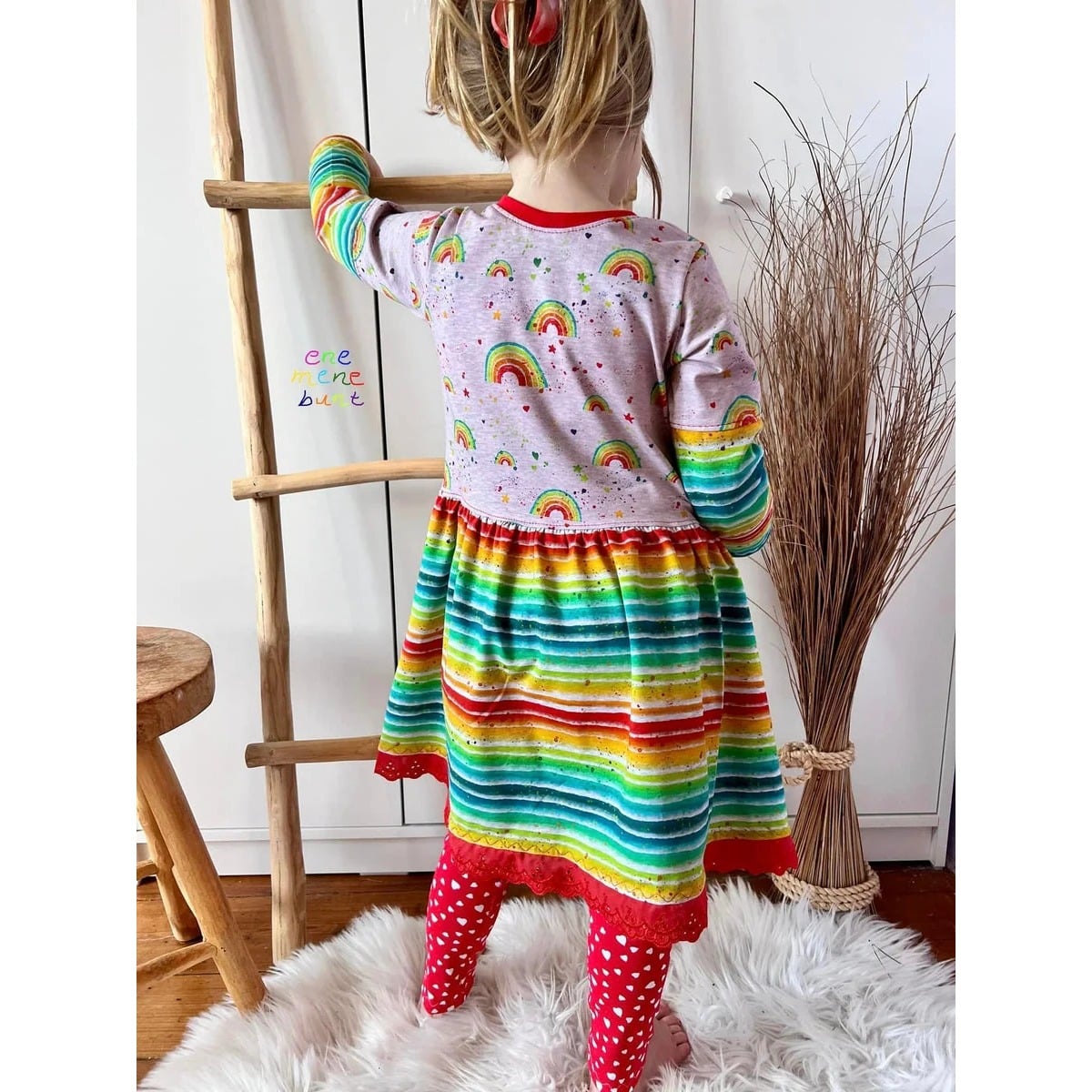 Ta Tunique Schnittmuster – Mädchen in heller Ta Tunique mit Regenbogen-Rock (genähtes Designbeispiel)
