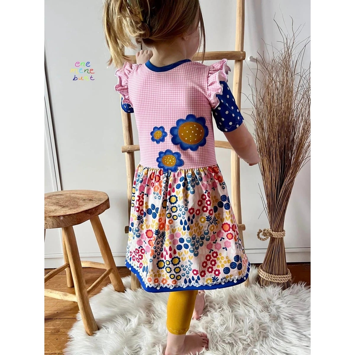Ta Tunique Schnittmuster – Mädchen in rosa Ta Tunique mit Blumenrock (genähtes Designbeispiel)