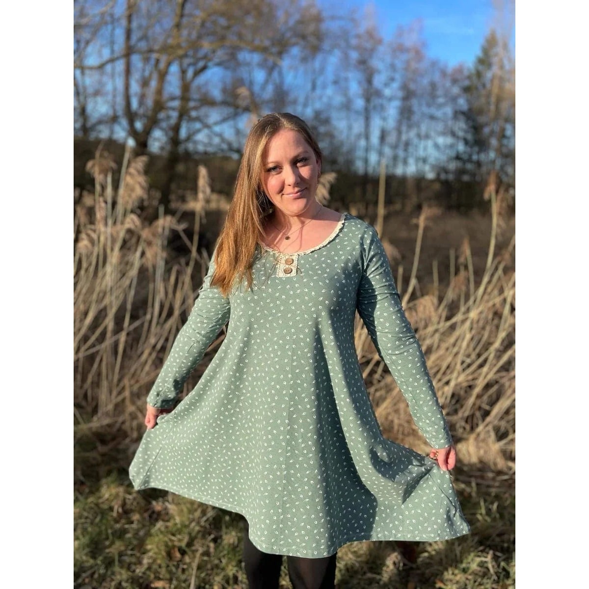 Sweet Mama Tunika Schnittmuster – Frau in salbeigrüner Sweet Mama Tunika (genähtes Designbeispiel)