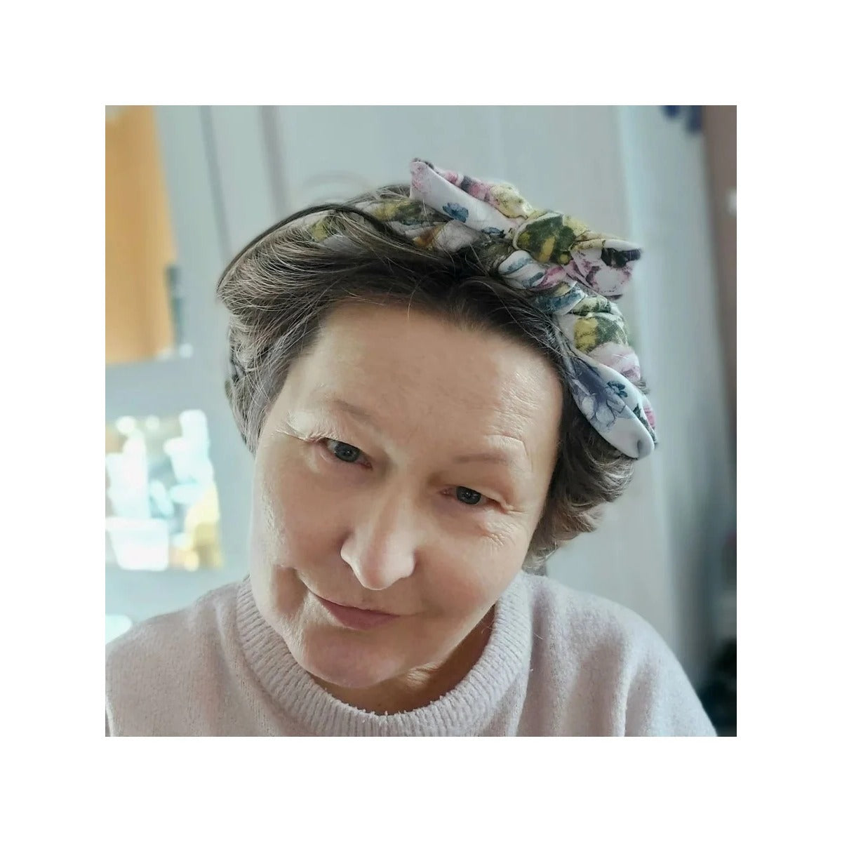 Locken-Ding Schnittmuster – Frau mit Locken-Ding im Haar zum Schlafen (genähtes Designbeispiel)