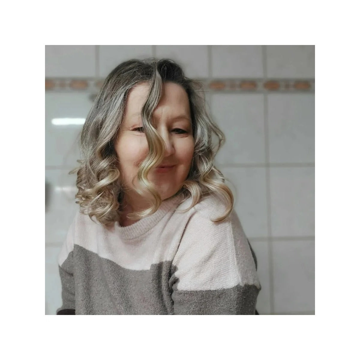 Locken-Ding Schnittmuster – Frau mit welligem blondem Haar (genähtes Designbeispiel)