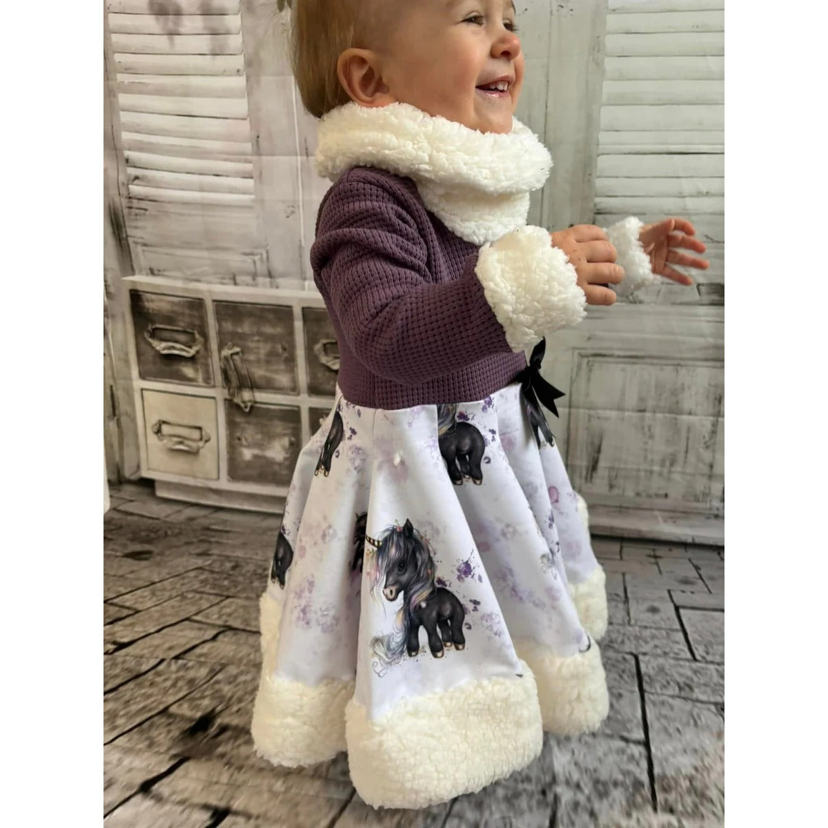 WinterWUNDERkleid Schnittmuster – Kleinkind im Winterwunderkleid mit Fellkragen (genähtes Designbeispiel)