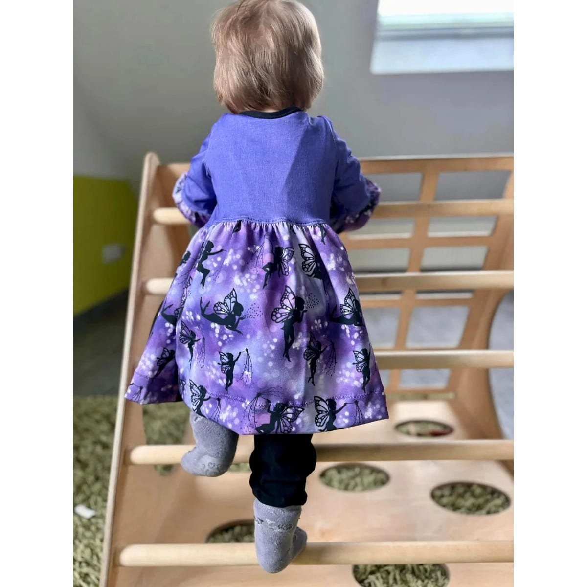 Ta Tunique Schnittmuster – Kleinkind in lila Ta Tunique mit Blumen, Rückansicht (genähtes Designbeispiel)