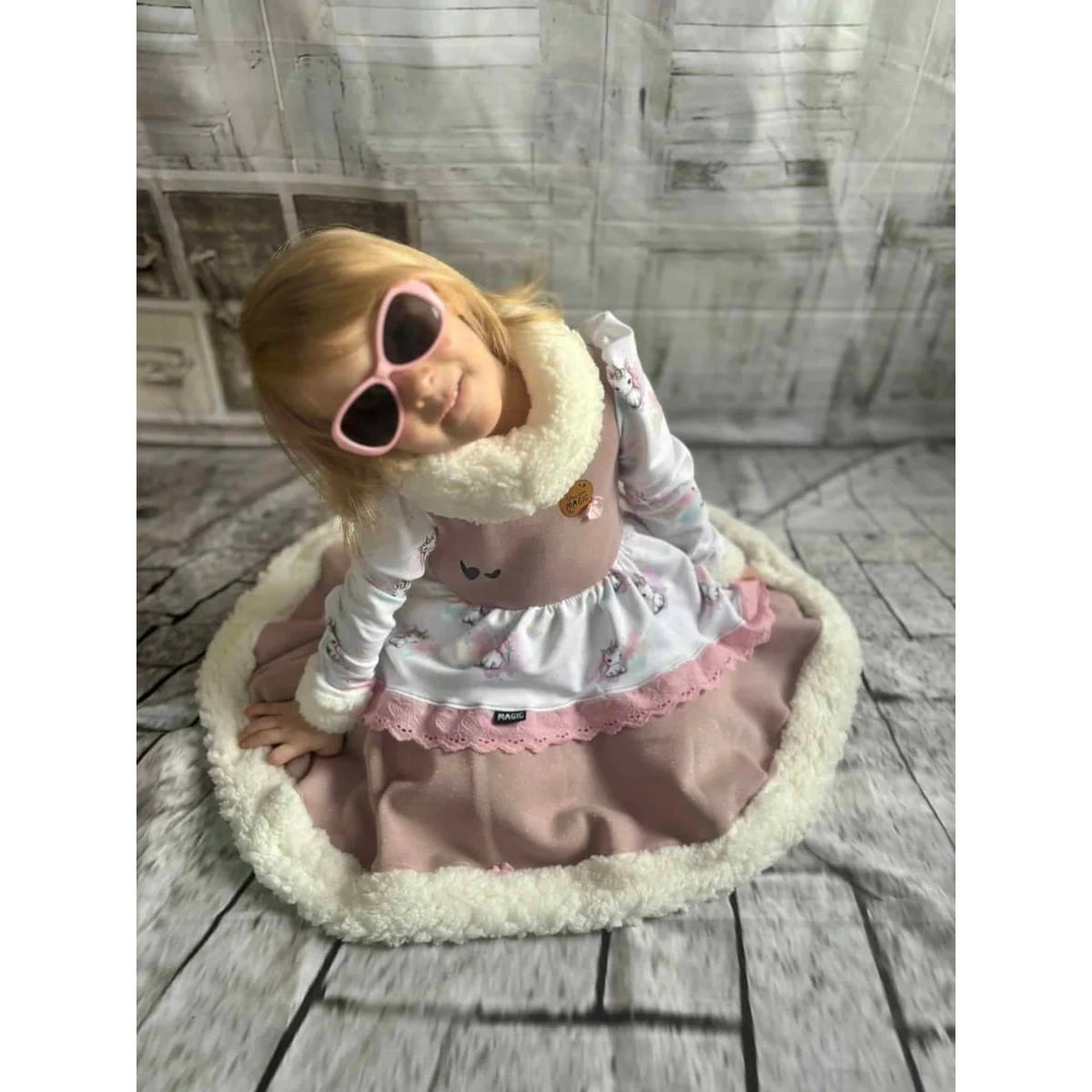 WinterDreams Kleid Schnittmuster – Kleinkind mit Sonnenbrille im WinterDreams-Kleid mit Fellbesatz (genähtes Designbeispiel)
