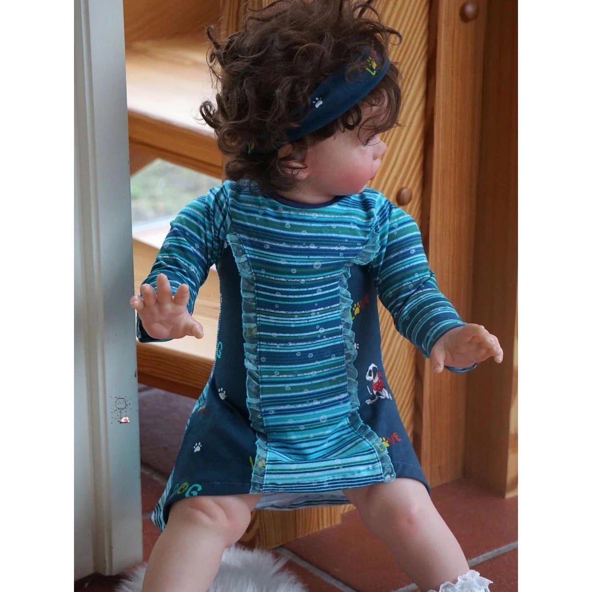 Sweet Tunika Kids Schnittmuster – Kind in türkiser gestreifter Tunika (genähtes Designbeispiel)