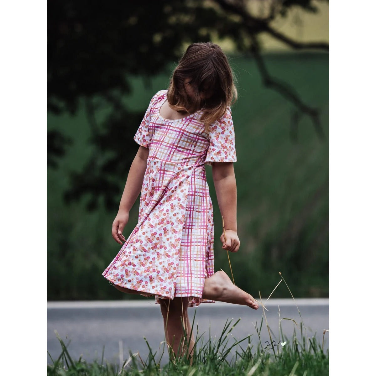Sommerwunderkleid for me Schnittmuster – Frau im rosa geblümten Sommerwunderkleid (genähtes Designbeispiel)