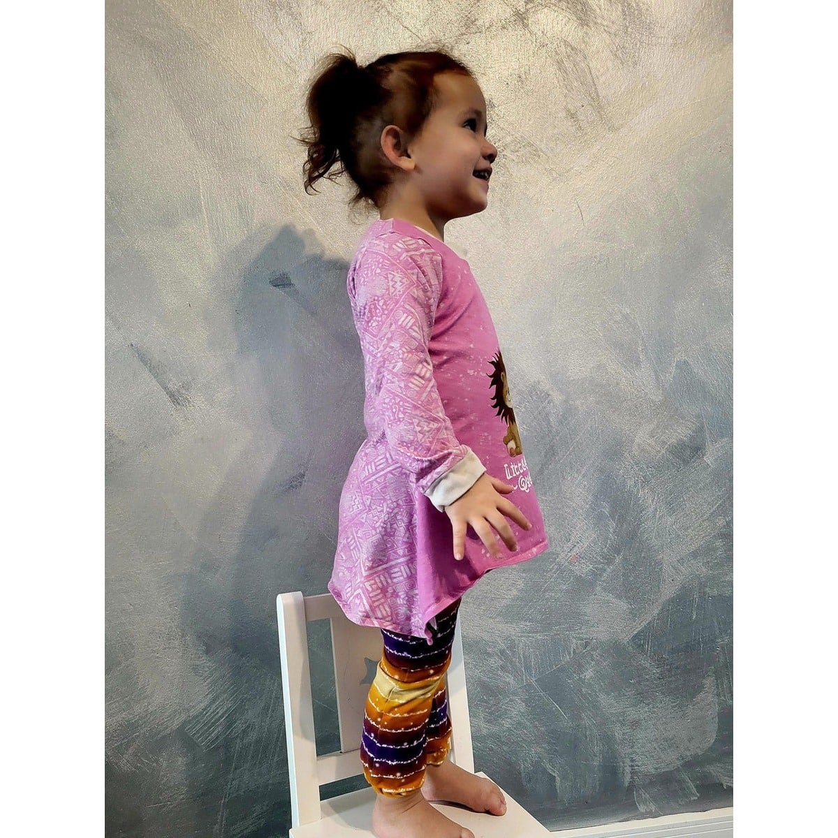 Sweet Tunika Kids Schnittmuster – Kind in rosa Tunika mit bunter Leggings (genähtes Designbeispiel)