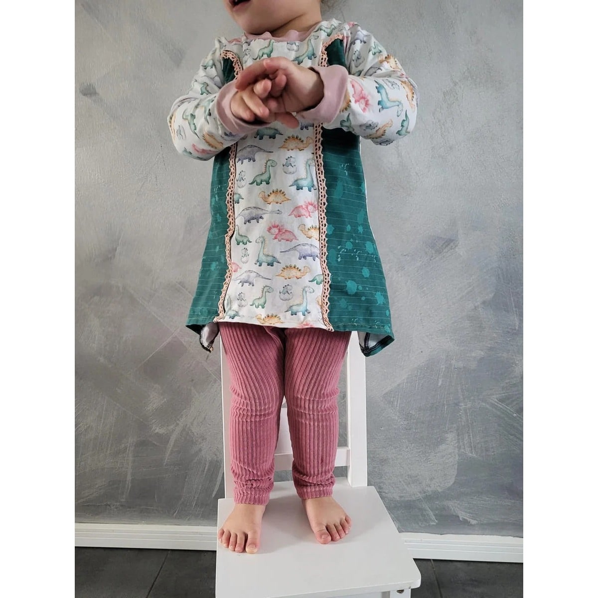 Sweet Tunika Kids Schnittmuster – Kind in geblümter Tunika mit Jeansweste (genähtes Designbeispiel)