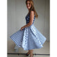 Sommerwunderkleid for me Schnittmuster – Frau im blau-weiß gestreiften Sommerwunderkleid (genähtes Designbeispiel)