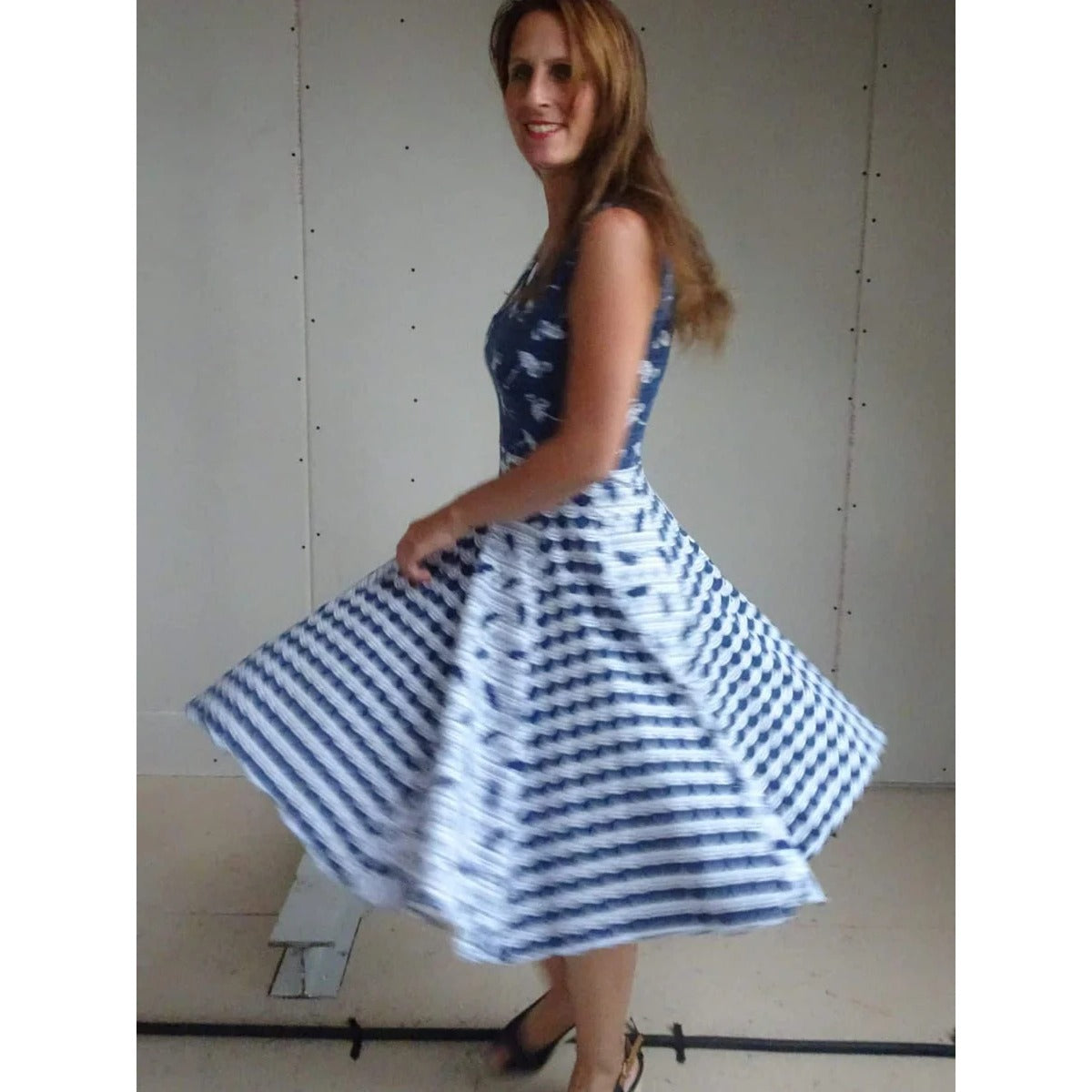 Sommerwunderkleid for me Schnittmuster – Frau im blau-weiß gestreiften Sommerwunderkleid (genähtes Designbeispiel)