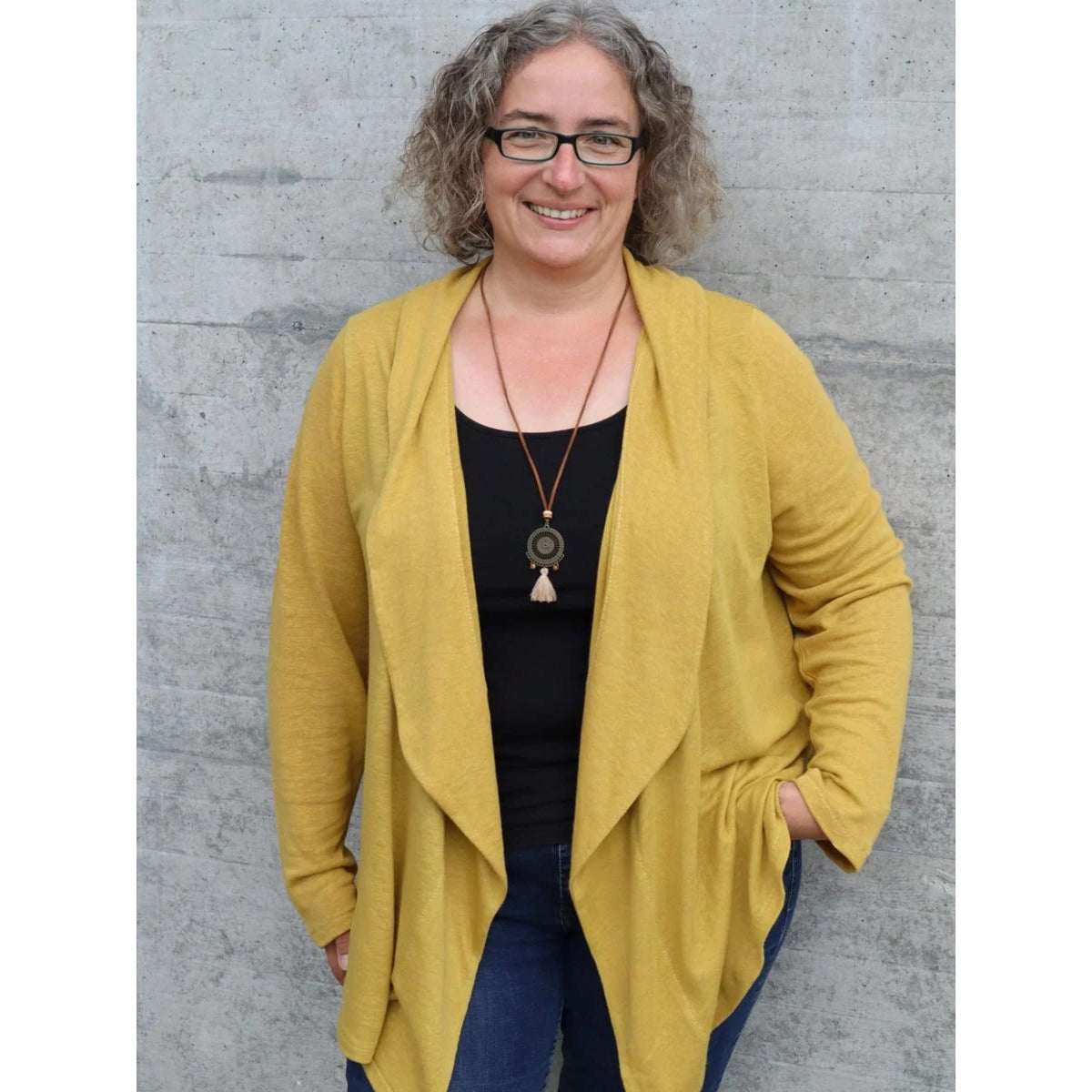 Zipfeljacke Sue Schnittmuster – Frau in senfgelber Zipfeljacke (genähtes Designbeispiel)