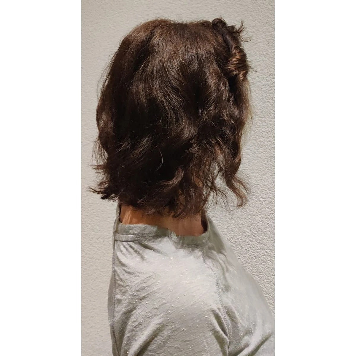Locken-Ding Schnittmuster – kurze braune Locken, Rückansicht (genähtes Designbeispiel)