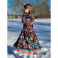 WinterDreams Kleid Schnittmuster – Mädchen im dunklen geblümten WinterDreams-Kleid im Schnee (genähtes Designbeispiel)
