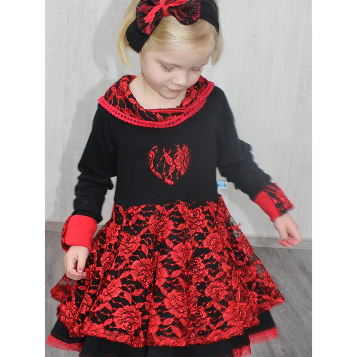 WinterWUNDERkleid Schnittmuster – Mädchen im rot-schwarzen Winterwunderkleid mit Rosen (genähtes Designbeispiel)