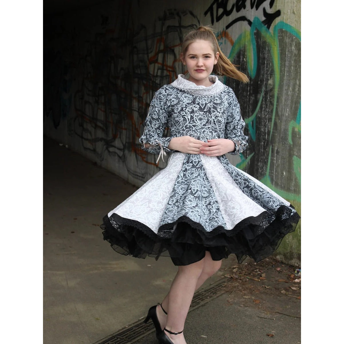 WinterWUNDERkleid Schnittmuster – Mädchen im grauen Winterwunderkleid mit Tüll im Wald (genähtes Designbeispiel)