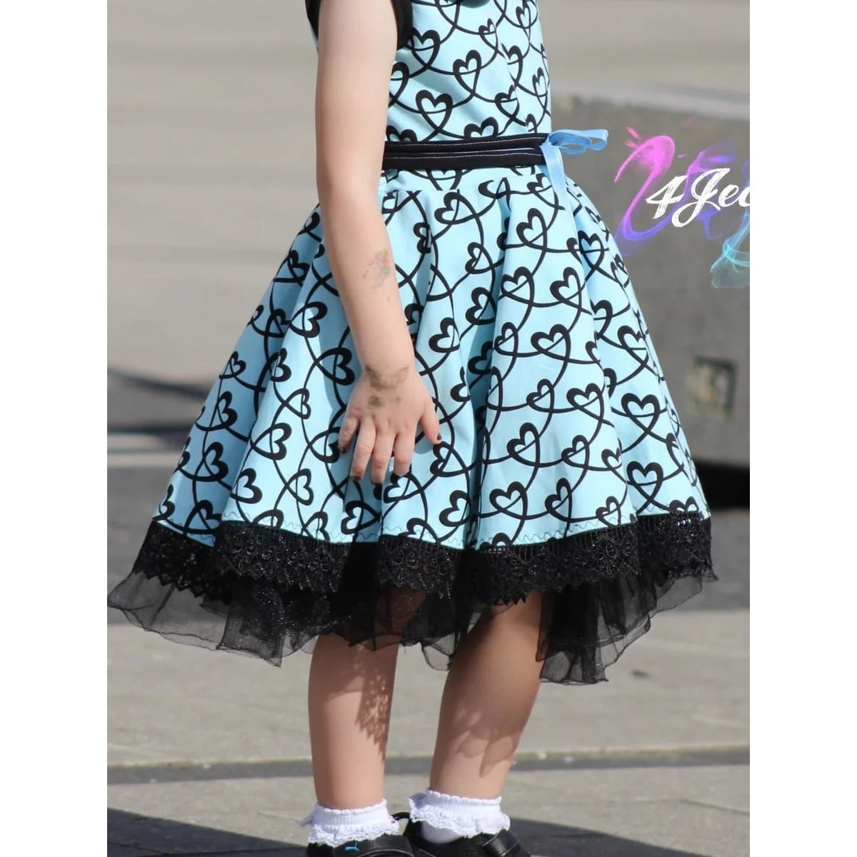 WinterDreams Kleid Schnittmuster – türkis gemustertes WinterDreams-Kleid mit schwarzem Tüll (genähtes Designbeispiel)