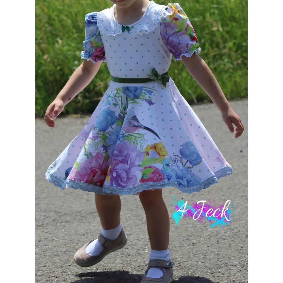 WinterDreams Kleid Schnittmuster – Mädchen im hellen WinterDreams-Kleid mit Puffärmeln (genähtes Designbeispiel)