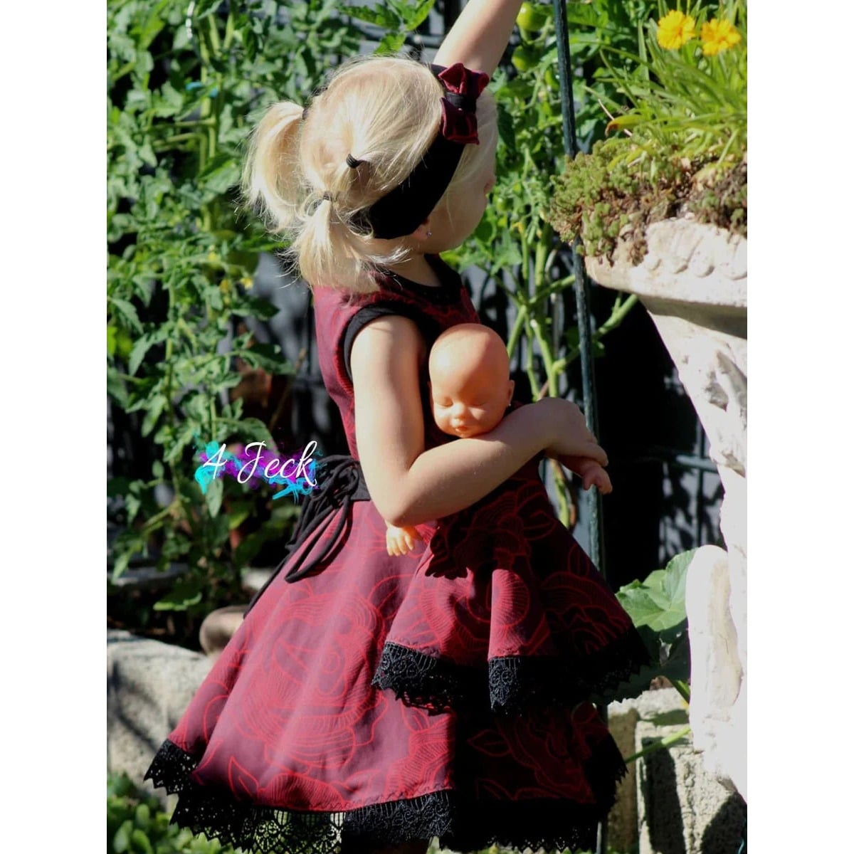 WinterDreams Kleid Schnittmuster – Mädchen mit Hut im weinroten WinterDreams-Kleid (genähtes Designbeispiel)