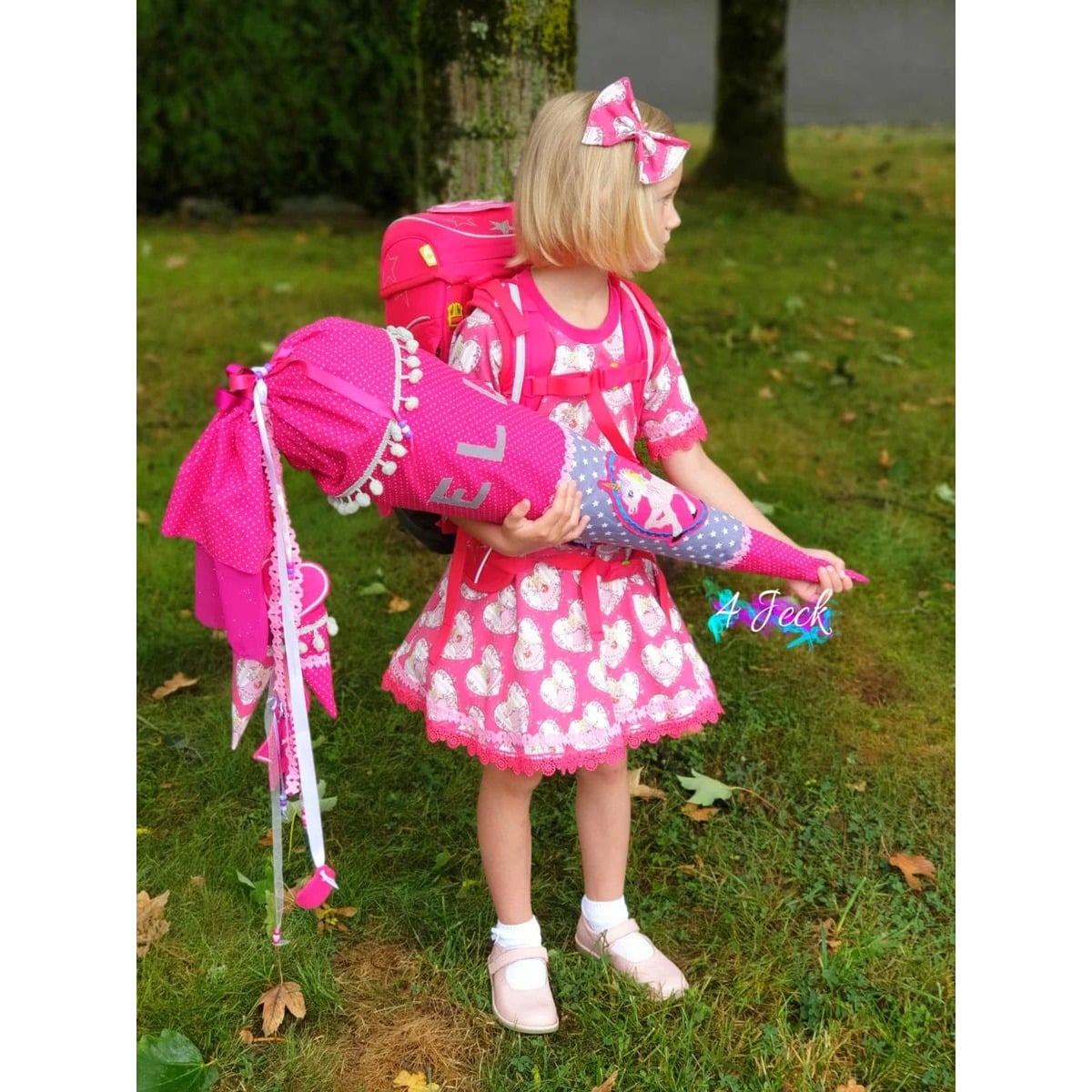 WinterDreams Kleid Schnittmuster – Mädchen im pinken WinterDreams-Kleid mit Regenschirm (genähtes Designbeispiel)