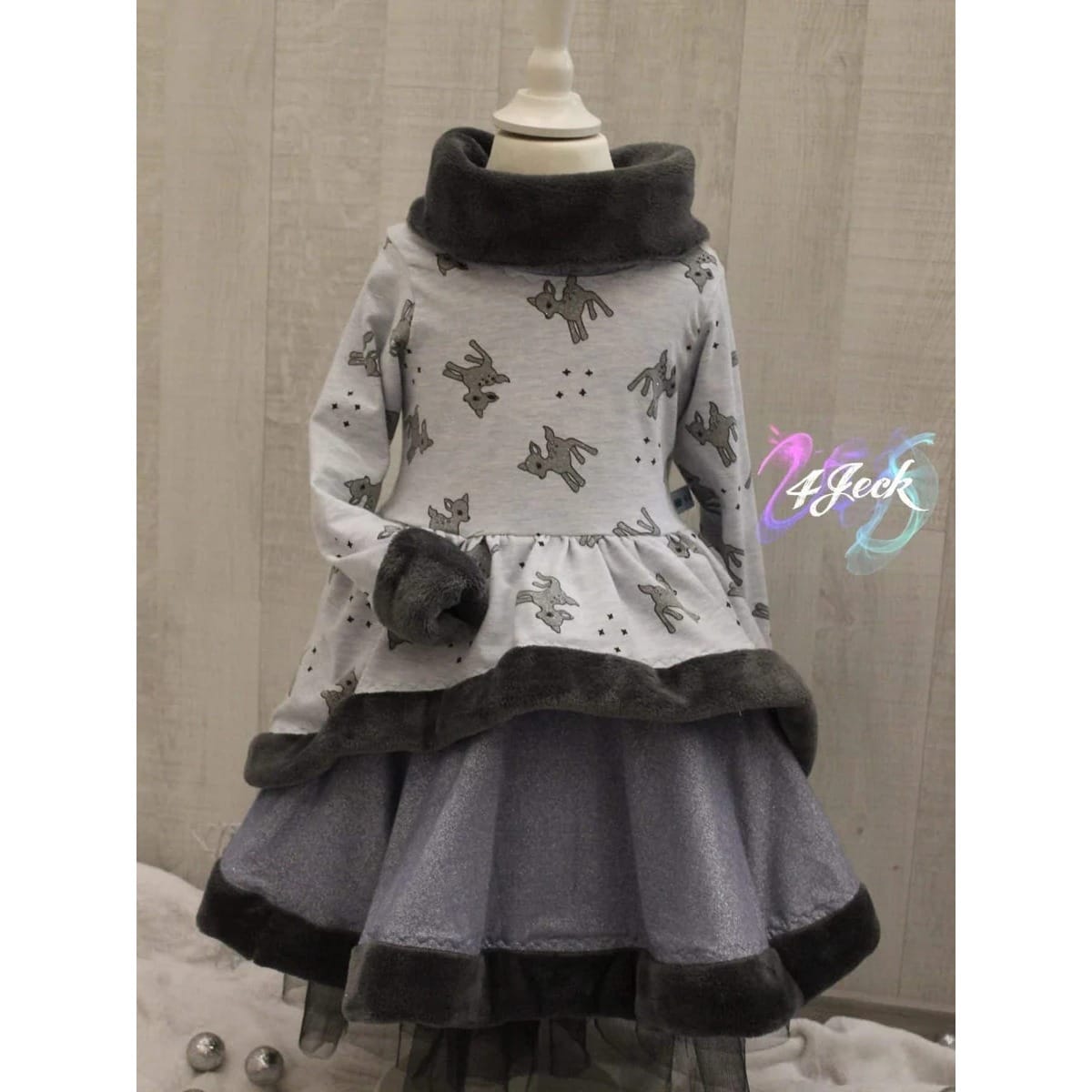 WinterDreams Kleid Schnittmuster – graues WinterDreams-Kleid mit grauem Tüllrock auf der Schneiderpuppe (genähtes Designbeispiel)