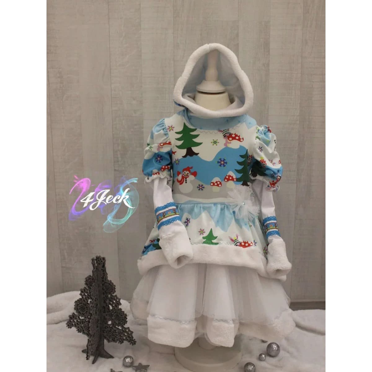 WinterDreams Kleid Schnittmuster – helles Kapuzenkleid mit Wintermotiv auf der Schneiderpuppe (genähtes Designbeispiel)