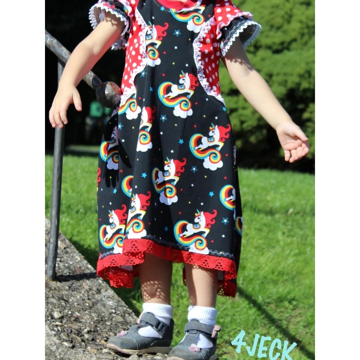 Kleid kleine Madame Schnittmuster – dunkles Kleid mit rotem Saum, Detailansicht (genähtes Designbeispiel)