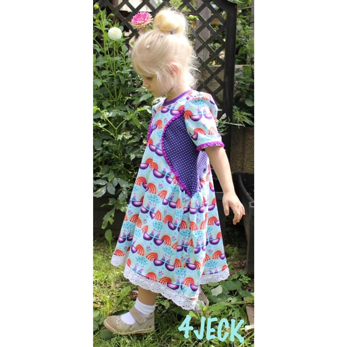 Kleid kleine Madame Schnittmuster – Kleinkind im weiß-lila Kleid (genähtes Designbeispiel)