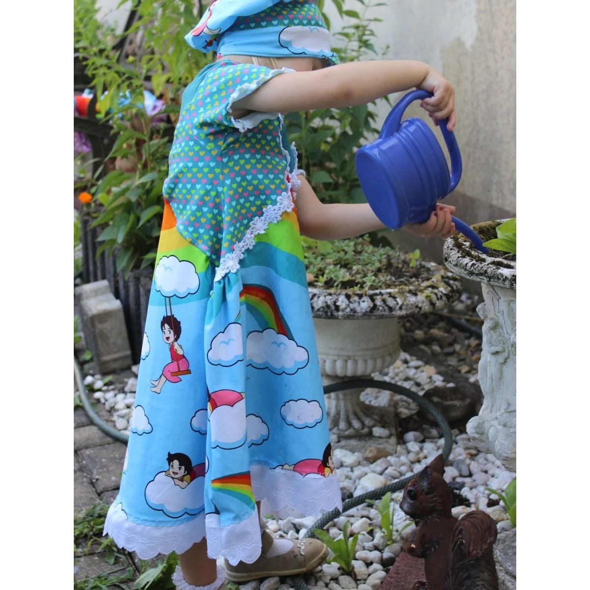 Kleid kleine Madame Schnittmuster – Mädchen im blauen Regenbogen-Kleid mit Gießkanne (genähtes Designbeispiel)