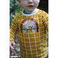 Kind im Shirt mit Kindergartenkind-Motiv
