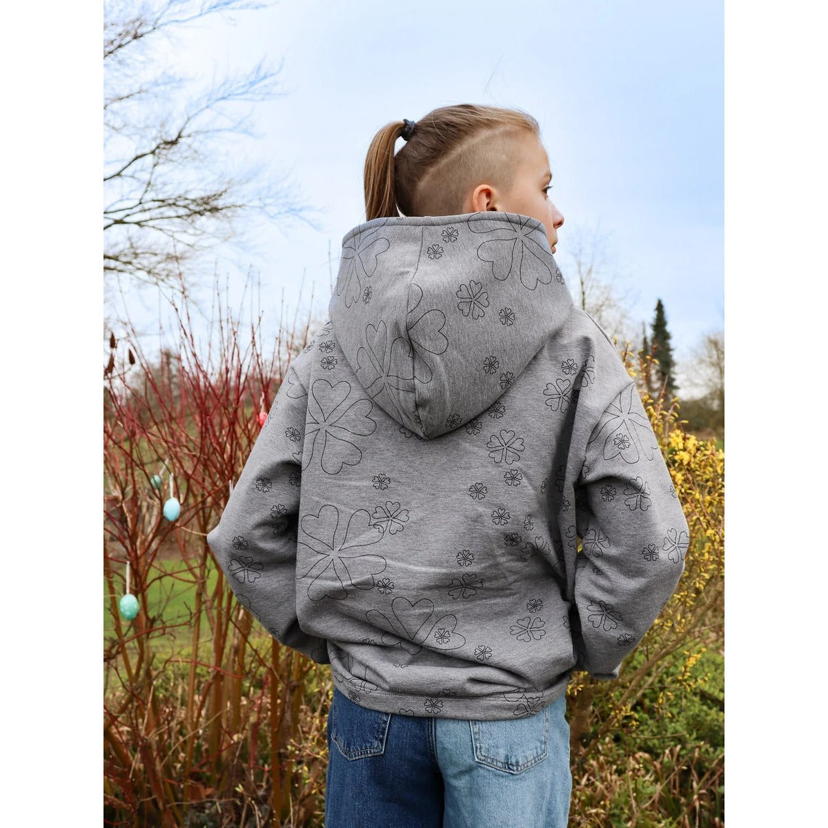 Oversized Pulli Schnittmuster – Kind im grauen Oversized-Hoodie, Rückansicht (genähtes Designbeispiel)