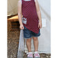 One Tip Kids Bundle Schnittmuster – Mädchen im bordeauxfarbenen One Tip Top mit Tasche (genähtes Designbeispiel)