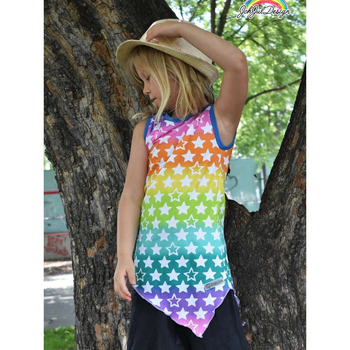 One Tip Top Schnittmuster – Mädchen im One Tip Top mit Regenbogen-Rauten am Baum (genähtes Designbeispiel)